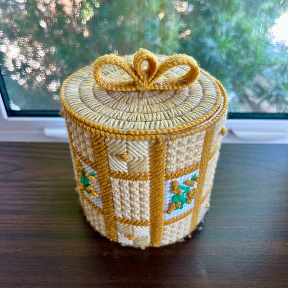 Vintage 1970s Toilet Paper Holder – Handmade Plastic Canvas Yarn Cover with Lid - Picture 4 of 9